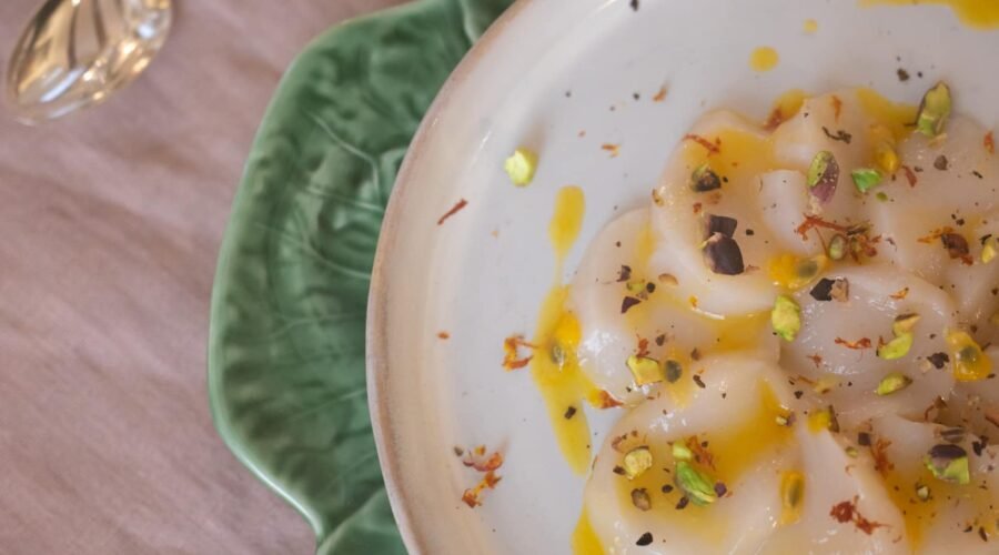 Carpaccio de noix de St-Jacques, agrumes, pistaches et poivre Timut • Leslie en Cuisine