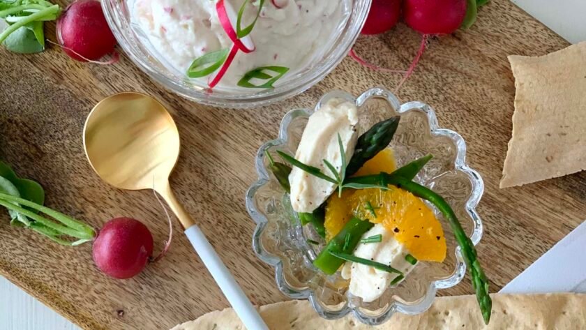 Dips de maquée, truite saumonée fumée, radis et herbes fraiches • Leslie en Cuisine