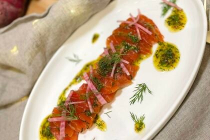 Gravlax de truite, betterave et sauce suédoise • Leslie en Cuisine