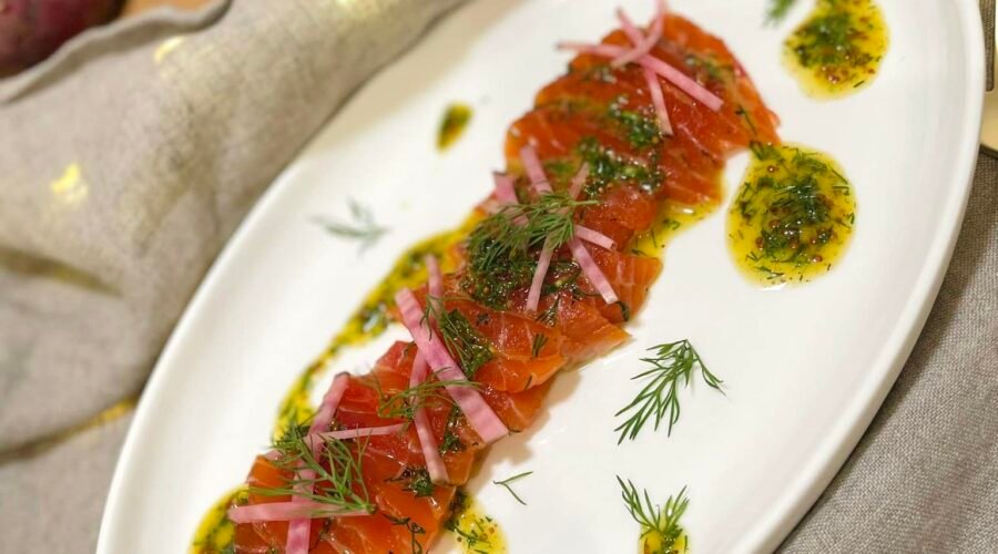 Gravlax de truite, betterave et sauce suédoise • Leslie en Cuisine