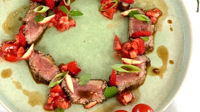 Tataki de bœuf aux fraises