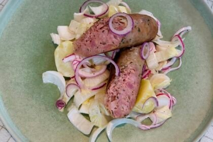 Salade de chicons - pommes de terre - saucisse grillée