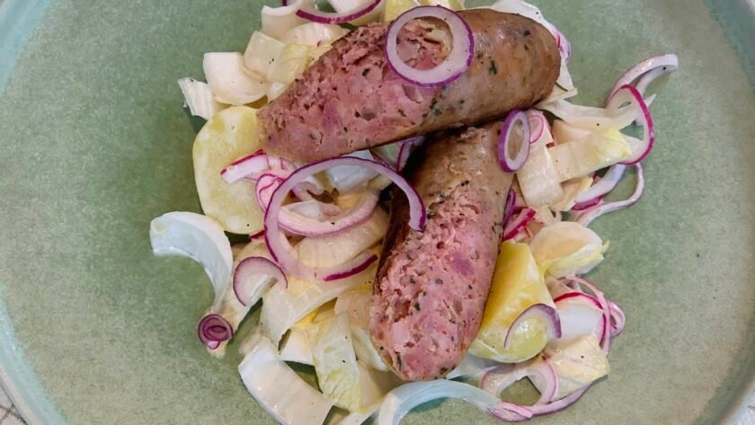 Salade de chicons - pommes de terre - saucisse grillée