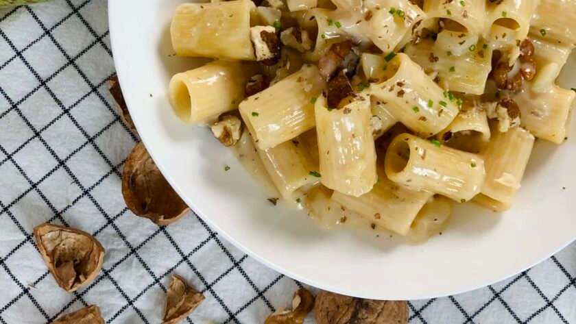Rigatoni, crème de noix, poire & Bleu d’Adèle