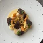 Coquilles Saint-Jacques rôties, panais, noix, cerfeuil, truffe et sauce champagne par Maxime Collard • Leslie en Cuisine