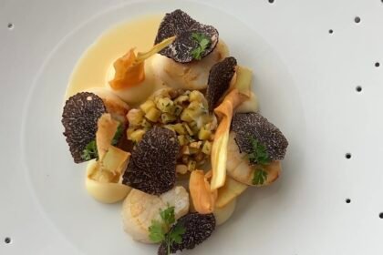 Coquilles Saint-Jacques rôties, panais, noix, cerfeuil, truffe et sauce champagne par Maxime Collard • Leslie en Cuisine