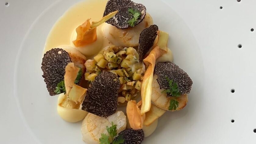 Coquilles Saint-Jacques rôties, panais, noix, cerfeuil, truffe et sauce champagne par Maxime Collard • Leslie en Cuisine