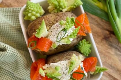 Pomme de terre farcie à la truite saumonée fumée & chou Romanesco