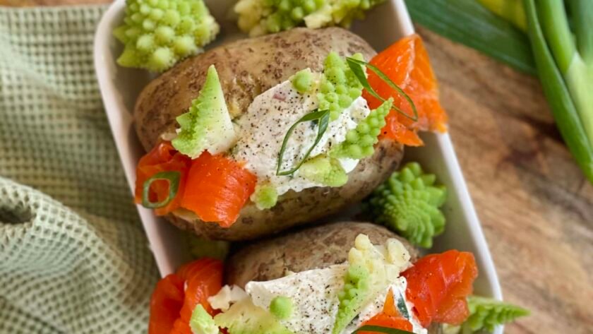 Pomme de terre farcie à la truite saumonée fumée & chou Romanesco