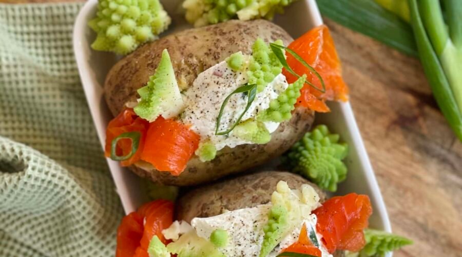 Pomme de terre farcie à la truite saumonée fumée & chou Romanesco