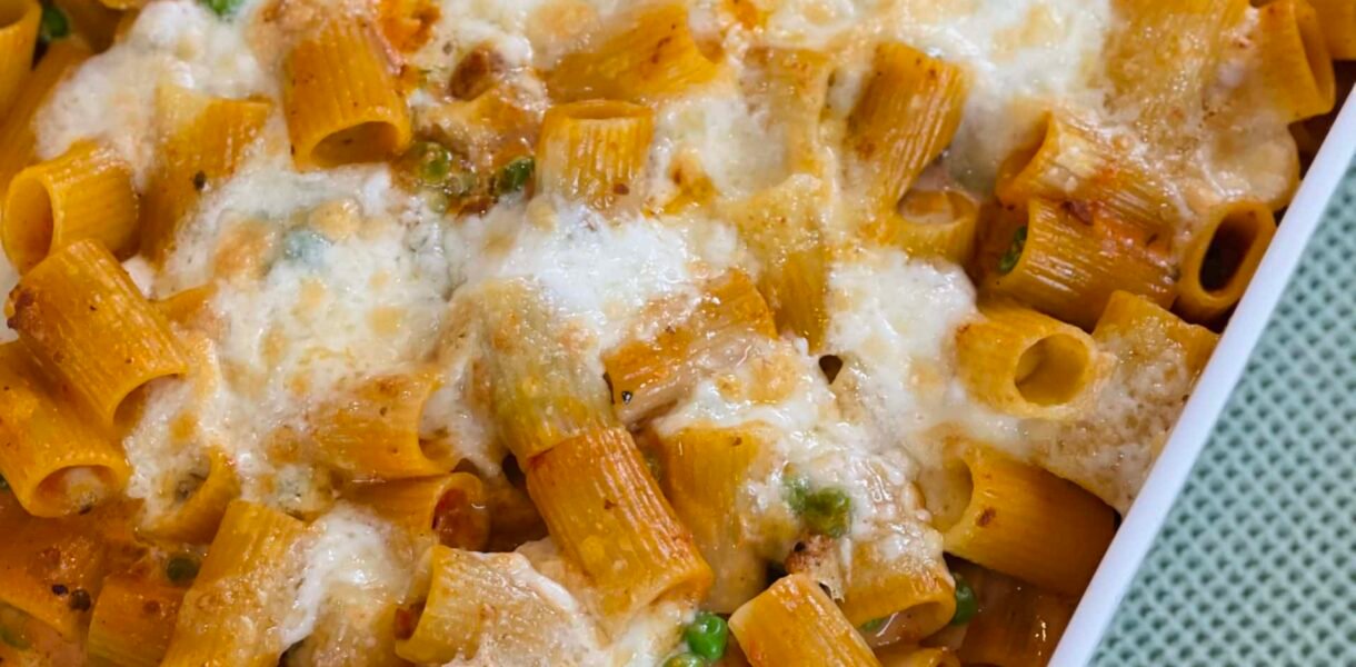 Rigatoni gratinés (crème, bolognèse et petits pois)