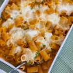 Rigatoni gratinés (crème, bolognèse et petits pois)