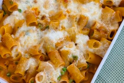 Rigatoni gratinés (crème, bolognèse et petits pois)