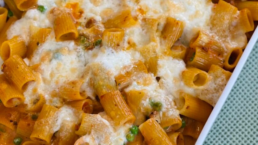Rigatoni gratinés (crème, bolognèse et petits pois)