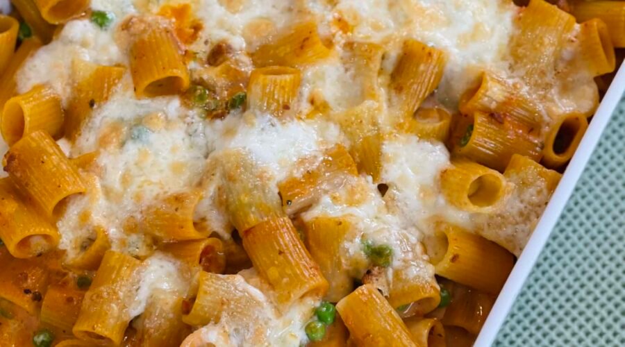 Rigatoni gratinés (crème, bolognèse et petits pois)