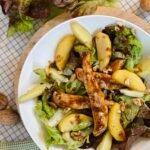 Salade de blancs de poulet - pommes caramélisées - noix