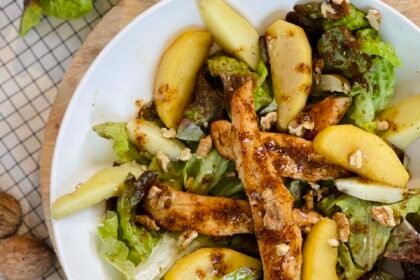 Salade de blancs de poulet - pommes caramélisées - noix