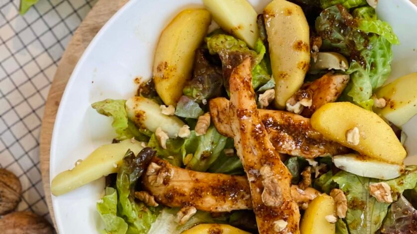 Salade de blancs de poulet - pommes caramélisées - noix