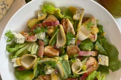 Salade de poulet, lardons, poires et Fourme D’Ambert • Leslie en Cuisine