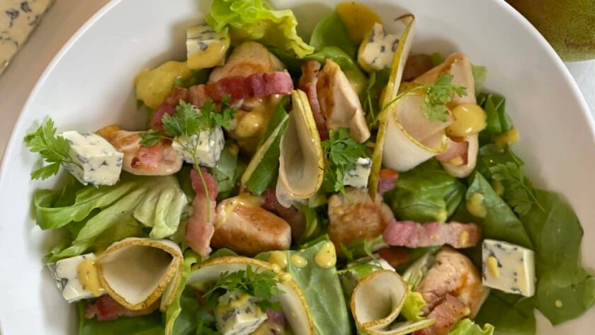 Salade de poulet, lardons, poires et Fourme D’Ambert • Leslie en Cuisine