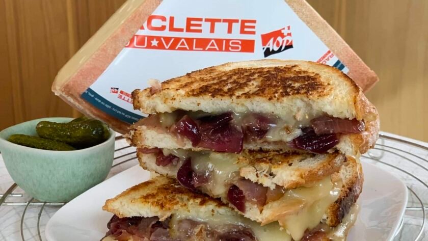 Croque-monsieur à la Raclette du Valais AOP et confit d’oignons
