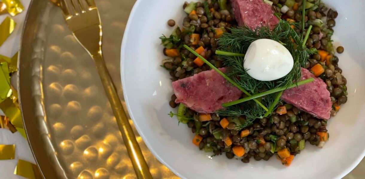 Salade tiède de lentilles aux herbes, Cotechino Modena IGP et œuf de caille