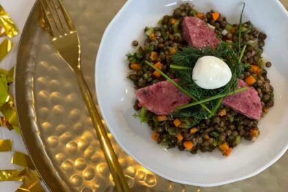 Salade tiède de lentilles aux herbes, Cotechino Modena IGP et œuf de caille