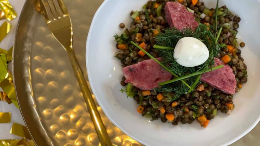 Salade tiède de lentilles aux herbes, Cotechino Modena IGP et œuf de caille