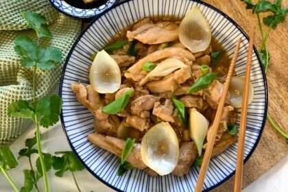 Poulet sauce d'huître, oignons et riz blanc • Leslie en Cuisine