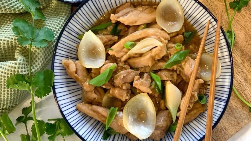 Poulet sauce d'huître, oignons et riz blanc • Leslie en Cuisine