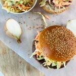 Hamburger maison, coleslaw et sauce baraque à frites • Leslie en Cuisine