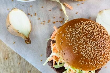 Hamburger maison, coleslaw et sauce baraque à frites • Leslie en Cuisine