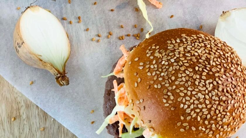 Hamburger maison, coleslaw et sauce baraque à frites • Leslie en Cuisine