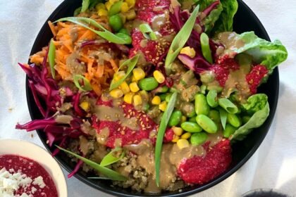 Quinoa bowl avec crudités et sauce sésame • Leslie en Cuisine