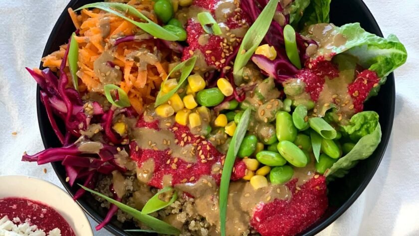 Quinoa bowl avec crudités et sauce sésame • Leslie en Cuisine