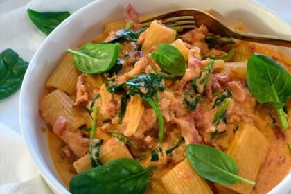 Rigatoni, tomates, mascarpone, épinards et lardons • Leslie en Cuisine