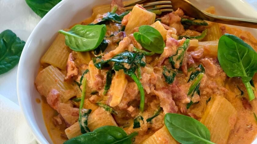Rigatoni, tomates, mascarpone, épinards et lardons • Leslie en Cuisine