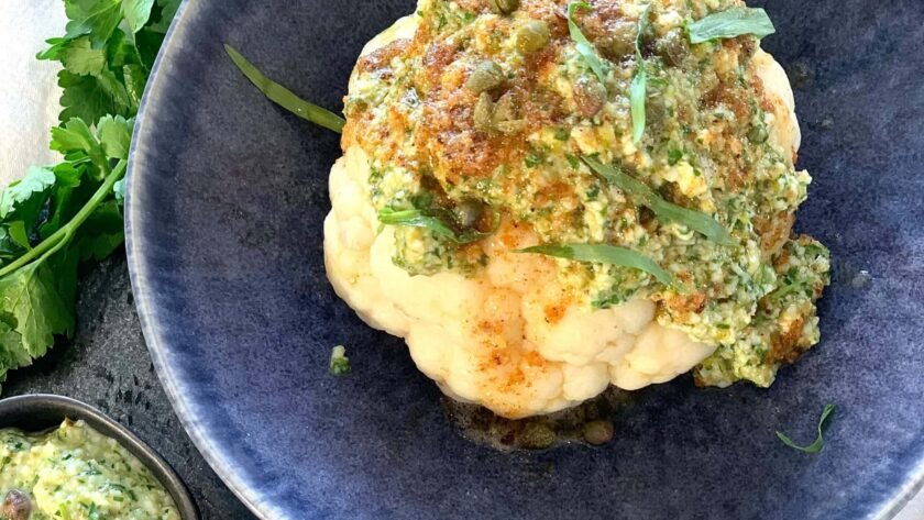 Chou-fleur entier, sauce à l'oeuf • Leslie en Cuisine